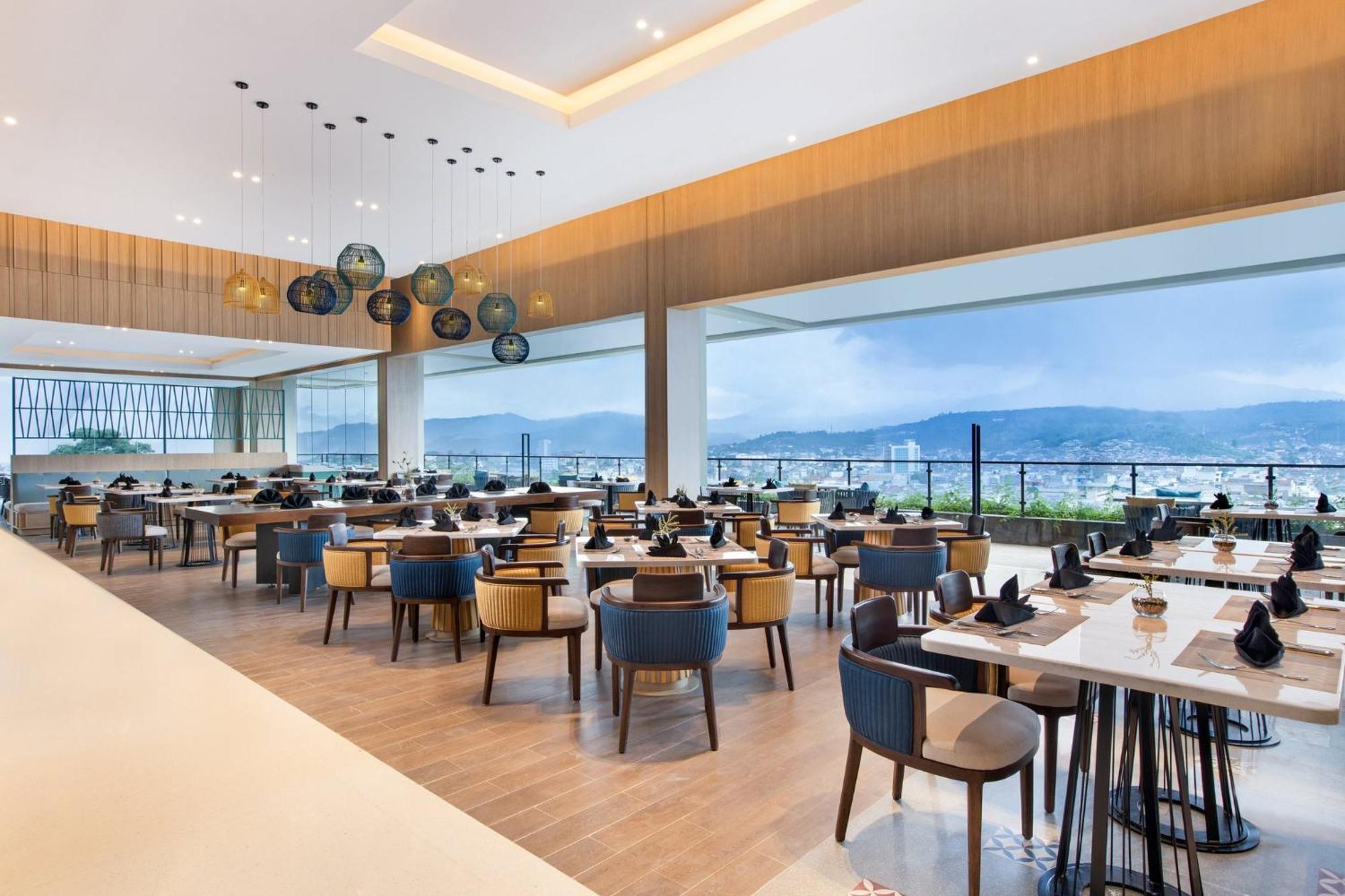 Holiday Inn Lampung Bukit Randu By Ihg Bandar Lampung Exterior photo