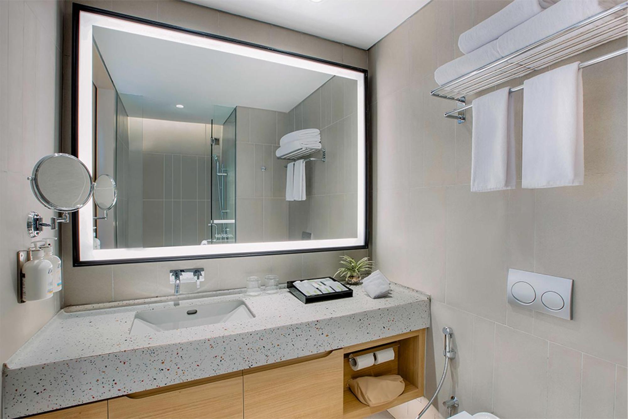 Holiday Inn Lampung Bukit Randu By Ihg Bandar Lampung Exterior photo